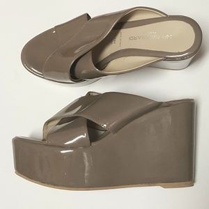 NEW NR Rapsardi taupe criss-crossed platforms